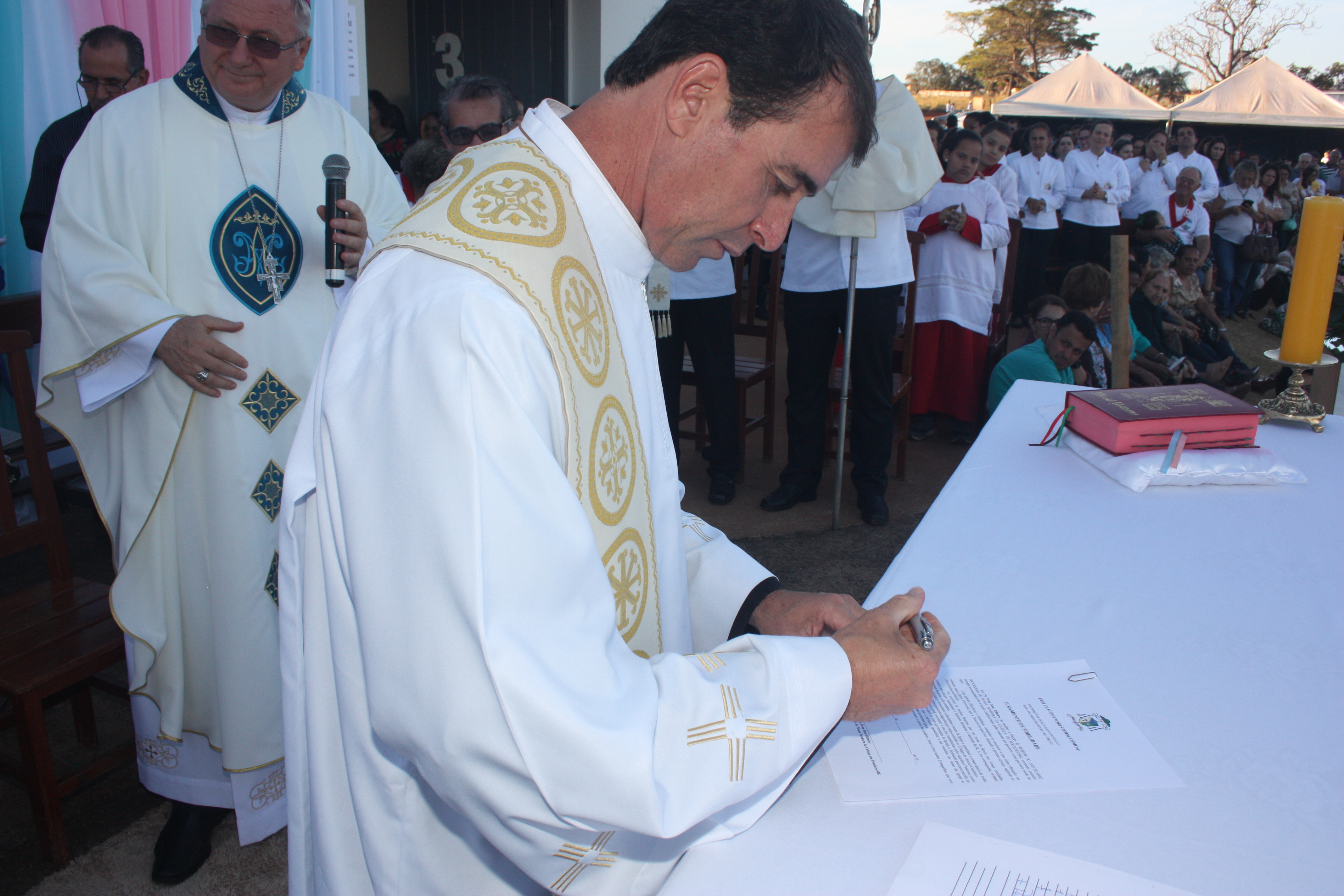 A solenidade histórica de assinatura do Decreto, pelo Bispo Dom Frei Cláudio Nori, emocionou os presentes e marcou um novo e importante capitulo na historia religiosa de Perdizes.